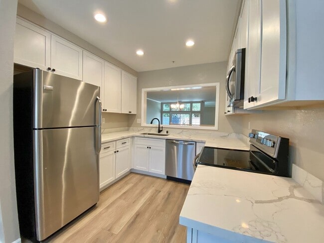 Building Photo - Updated 2 Bed 2 Story Napa Valley Club Con...