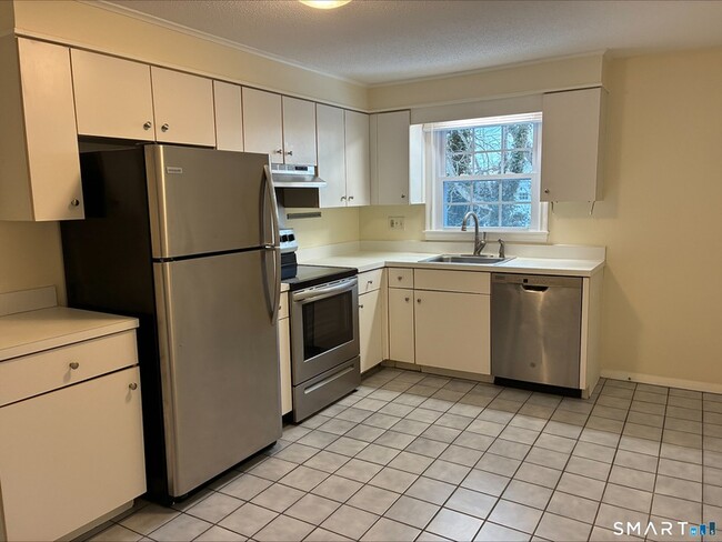 Building Photo - 26 College St