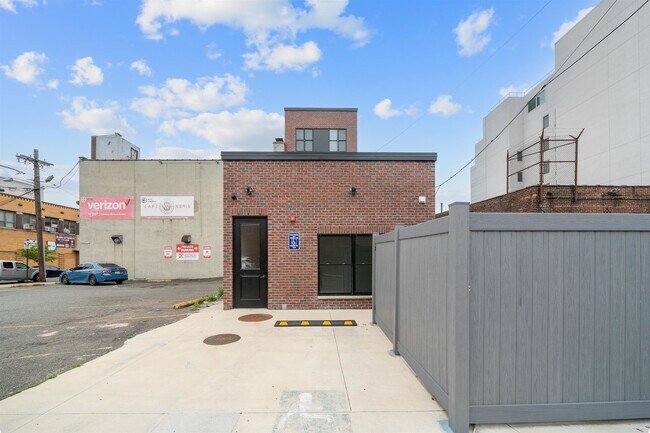 Building Photo - 491 Broadway
