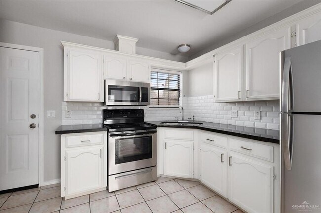 Building Photo - 17 Amando St