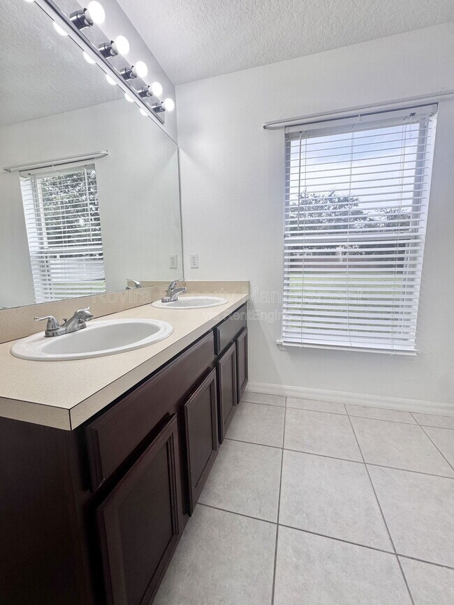 Building Photo - 661 Hacienda Cir