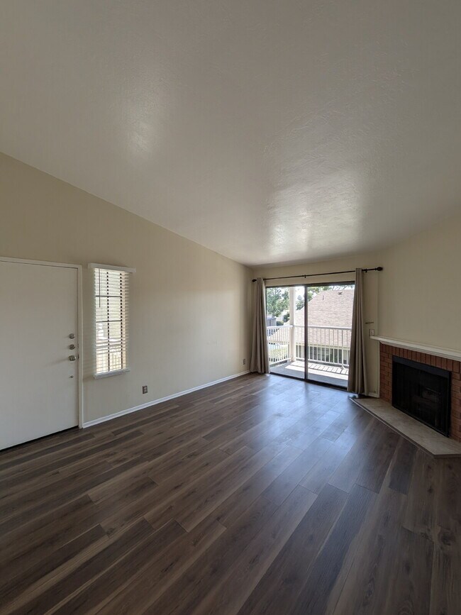 Building Photo - MOVE-IN READY – 1 BEDROOM CONDO IN GATED TUSTIN COMMUNITY (UNIT 70)
