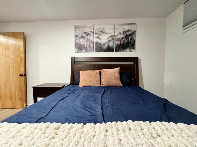 Building Photo - 1305 9th St W