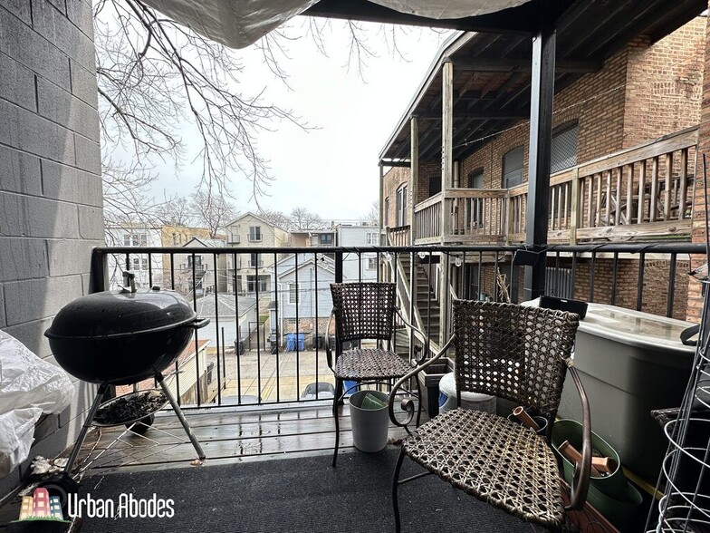 Building Photo - 907 N Damen Ave