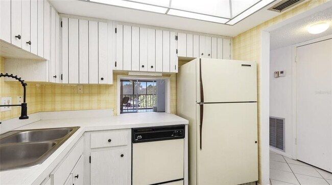 Building Photo - 1330 Glen Oaks Dr E
