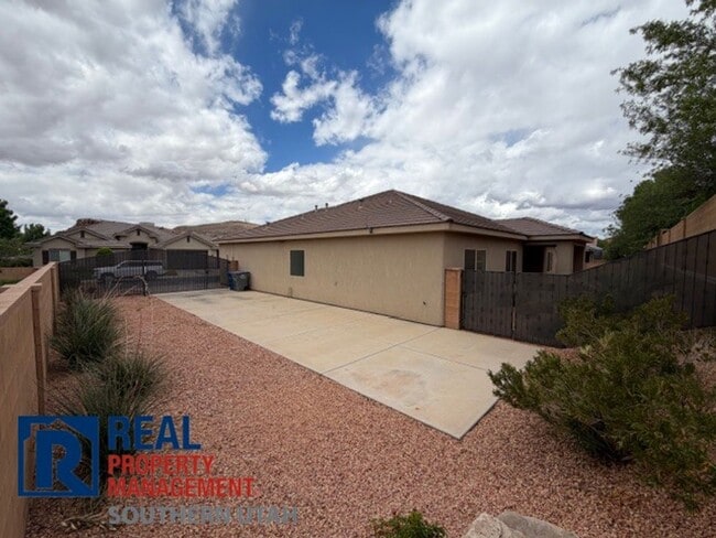 Building Photo - Home in Painted Desert