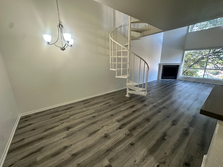 Building Photo - 15009 Moorpark St