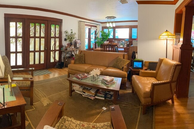 Building Photo - 3 Bed/2 Bath Craftsman Beauty in Historic ...