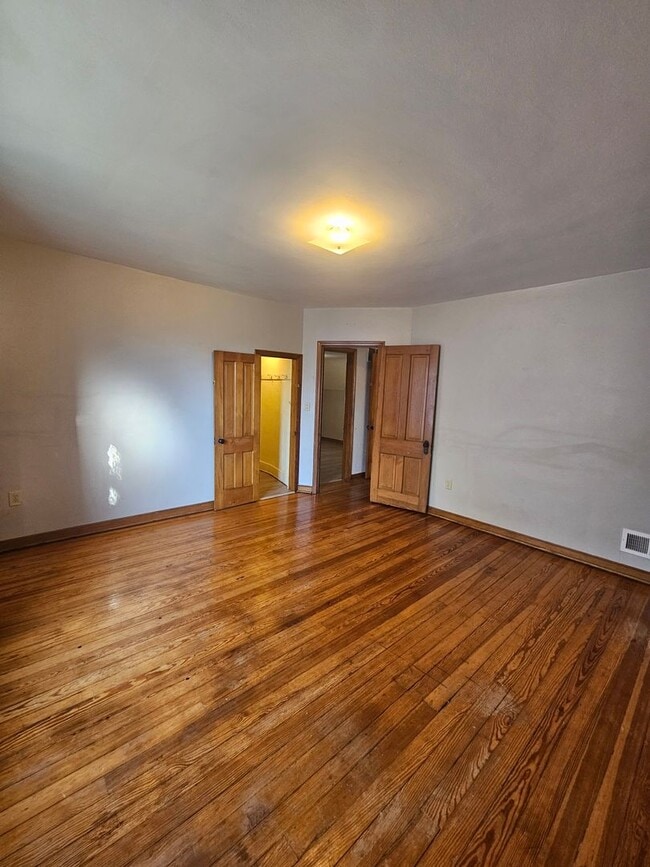 Building Photo - 1-603 1/2 N Superior Ave