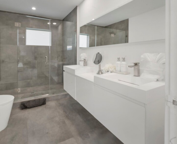 Building Photo - 7610 Bayside Ln