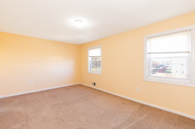 Building Photo - Spacious end-unit three-level townhome fea...