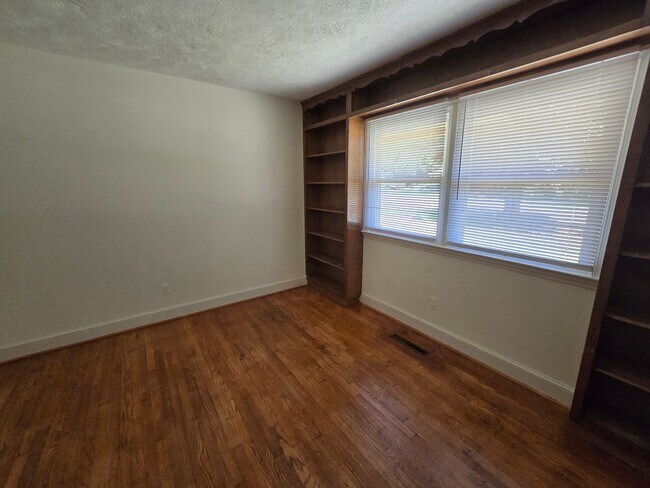 Building Photo - 1855 Broadell Dr
