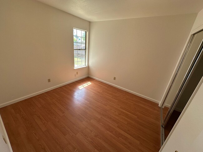 Building Photo - 405 Goldrun Dr