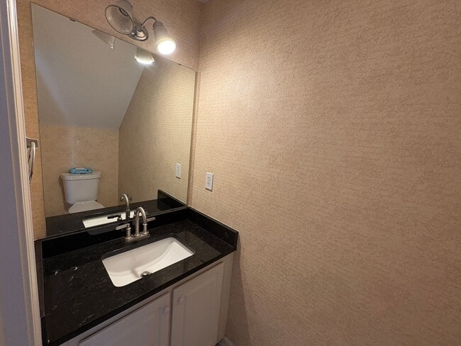 Building Photo - 3/2.5 Townhome Available Now!