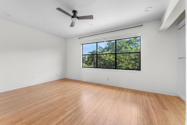 Building Photo - 850 Hill Dr