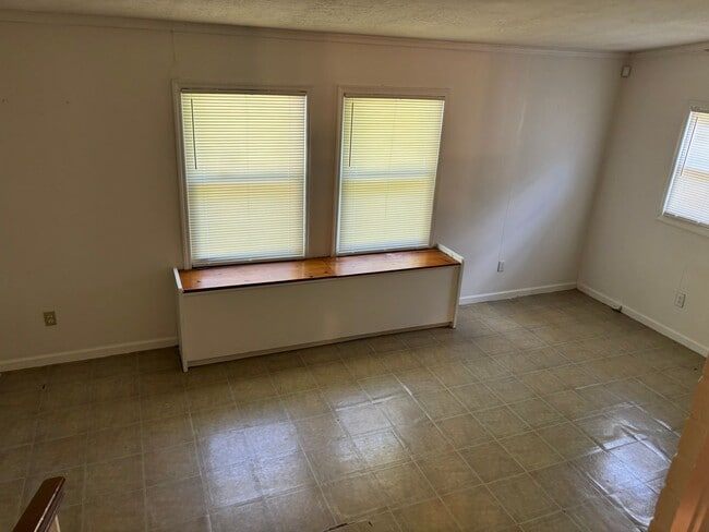 Building Photo - Welcome to this 1,692 sq ft Columbus, GA home offering 3 bedrooms and 1.5 bathrooms