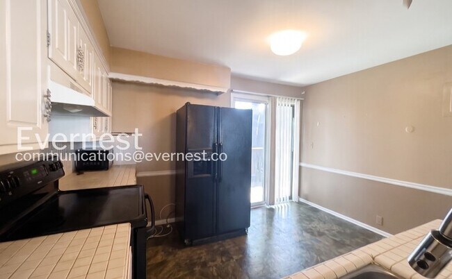 Building Photo - 452 W 104th St
