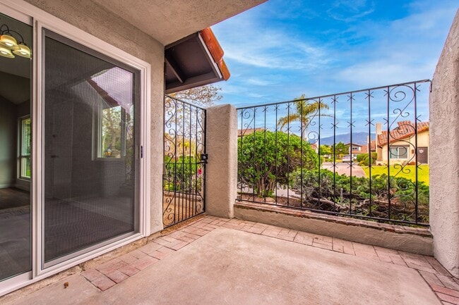 Building Photo - Condo for rent in Santa Barbara Near UCSB