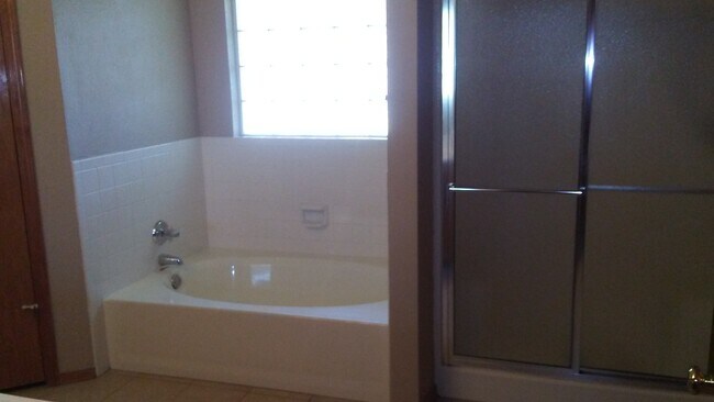 Building Photo - 3 bedroom 2 bath home in NW Norman