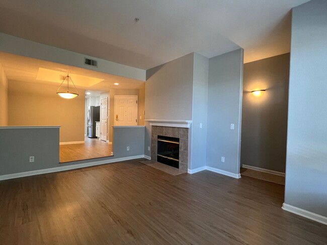 Building Photo - Beautifully Updated 3 Bedroom 3.5 Bath Tow...