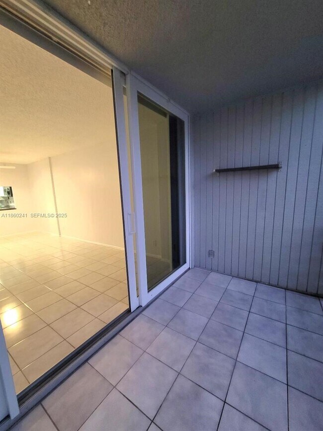 Building Photo - 120 Royal Pk Dr