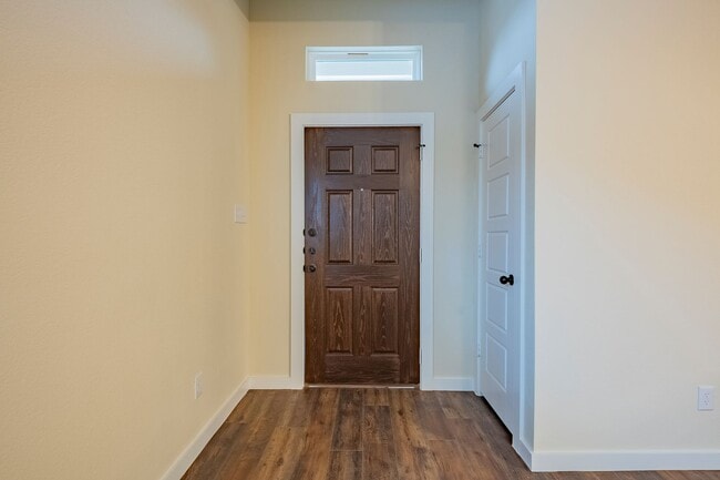 Building Photo - GORGEOUS 3 BEDROOM DUPLEX LOCATED IN MIDLO...