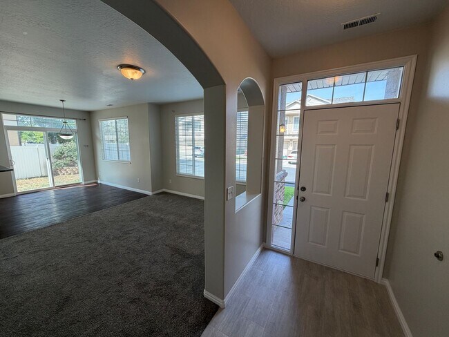 Building Photo - 977 Chelsea Ln