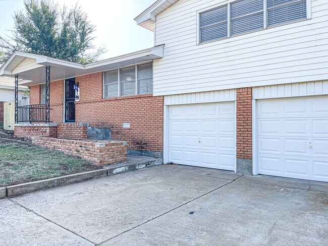 Building Photo - 3 Bed/1.5 Bath/2 car garage home in Midwest City.