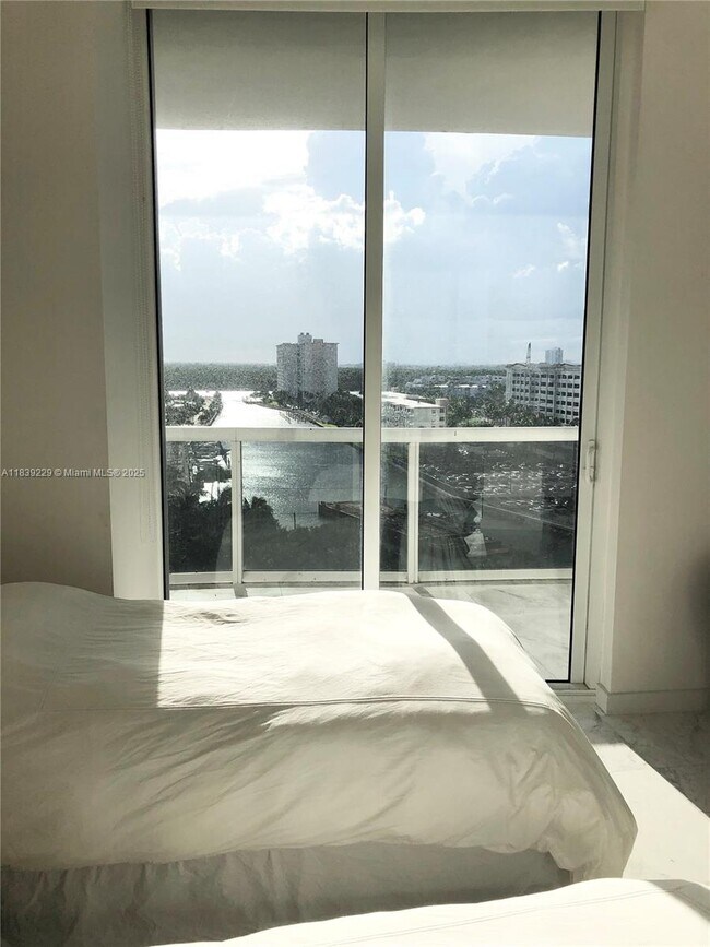 Building Photo - 15811 Collins Ave