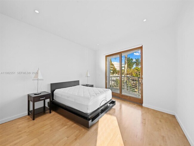 Building Photo - 450 Victoria Terrace