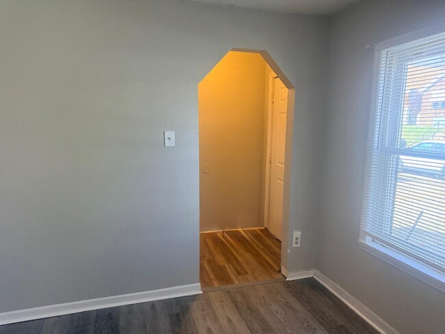 Building Photo - "Charming 3-Bed, 1 bath Retreat with Beautiful Floors on Laura Avenue!"