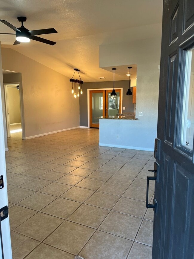 Building Photo - Modern, updated 3B/2B with fenced yard and sun room in Cottonwood