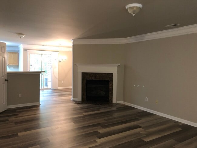 Building Photo - 815 Crestwell Cir SW