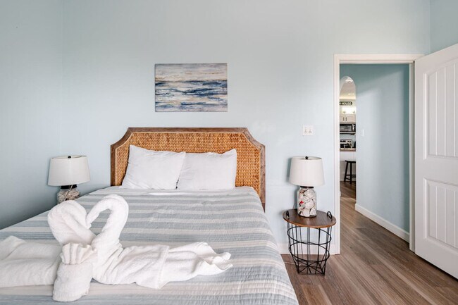 Building Photo - 994 Dolly St