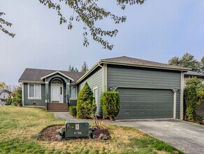 Building Photo - Beautiful 3 bed, 2 bath Rambler with fully...