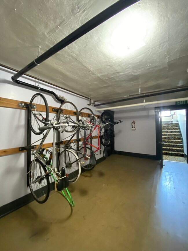 Building Photo - Welcome to 1421 on Queen Anne!