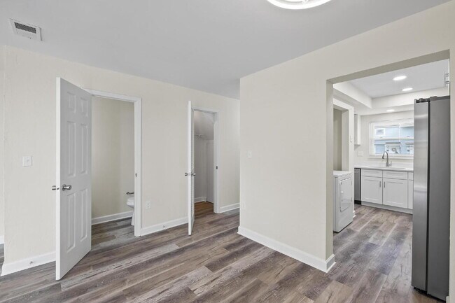 Building Photo - "Charming 2-Bed Townhouse with Modern Comf...