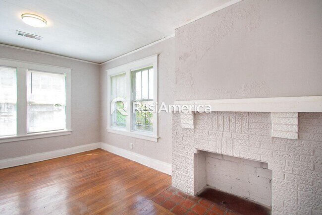 Building Photo - Classic Bungalow in a Convenient Location!