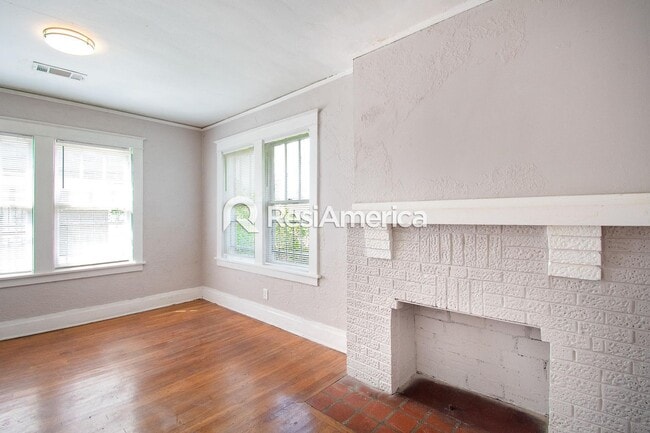Building Photo - Look & Lease Special! Classic Bungalow in ...