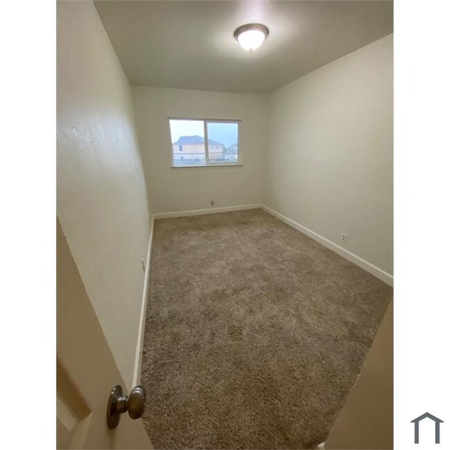 Building Photo - Available Feb 1st! Large Single Family Hou...