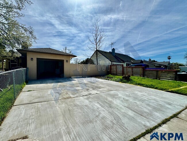Building Photo - 2037 Lake Dr