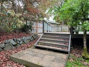 Building Photo - Private access to Lake Sammamish house