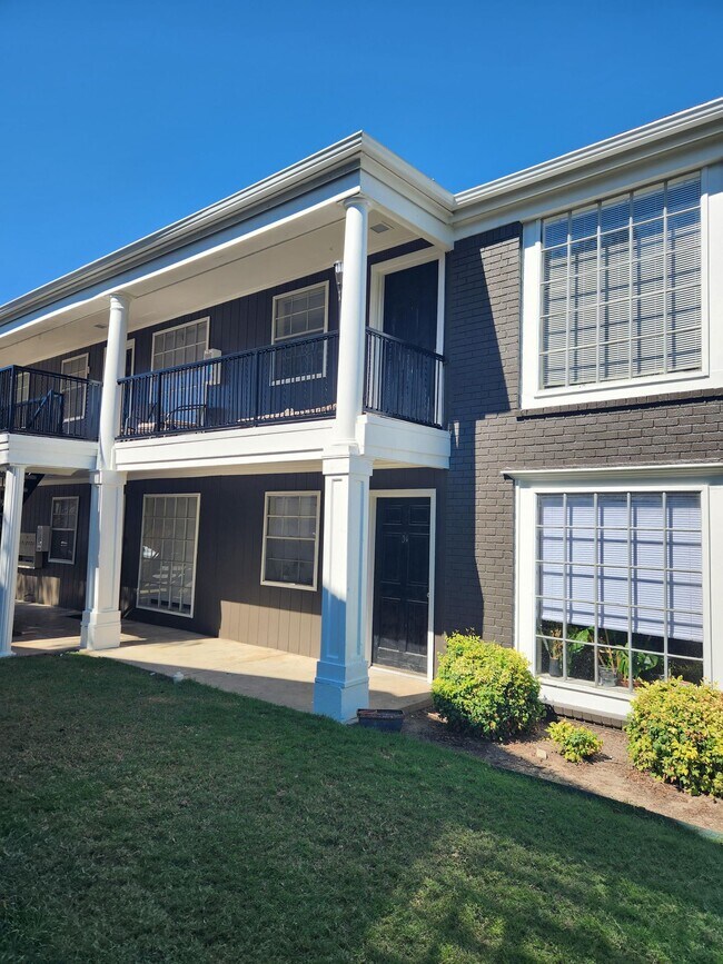 Building Photo - NOW LEASING 2 BEDROOM