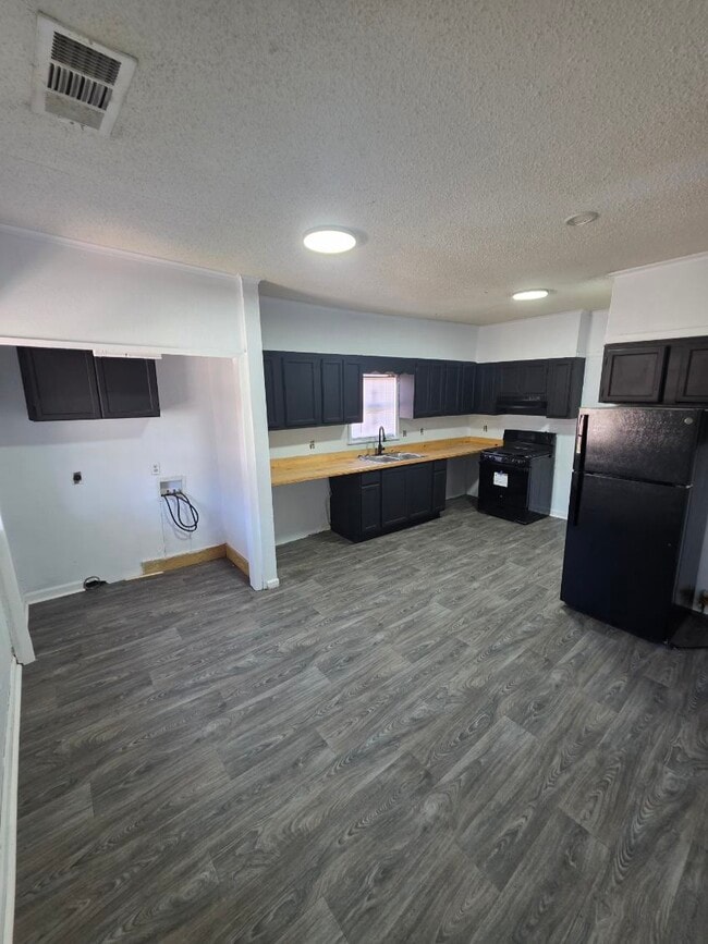 Building Photo - 2900 Center St