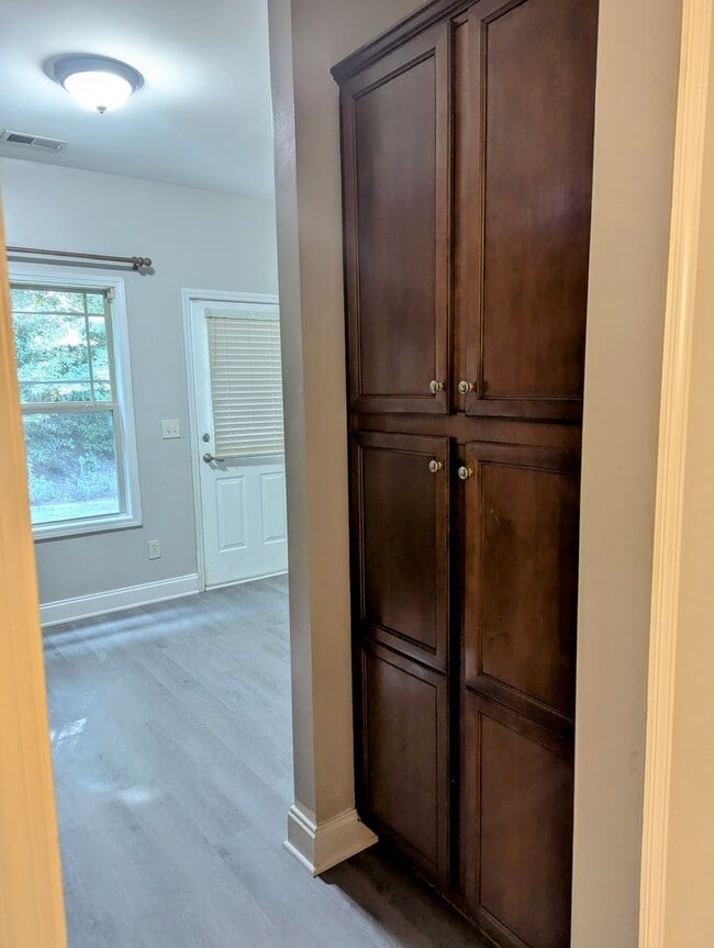 Building Photo - *Rent Special* 3 bedroom 2 bath home on th...