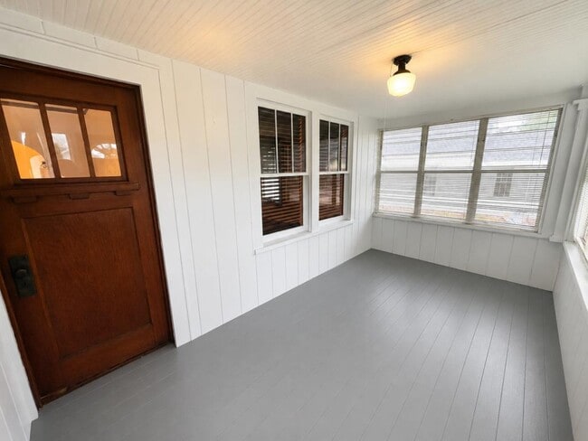 Building Photo - 460 S Mazon St