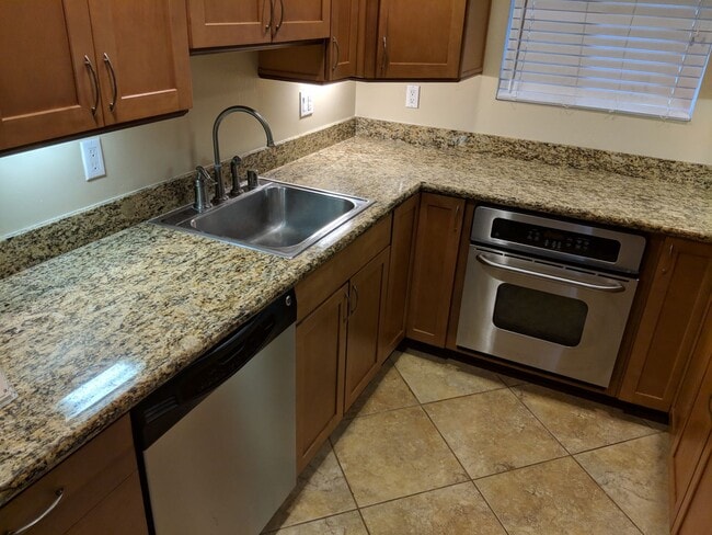 Building Photo - 589 11th St