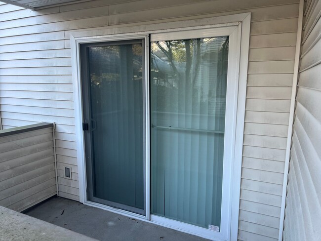 Building Photo - Charming 2 Bedroom Condo minutes from I5 a...