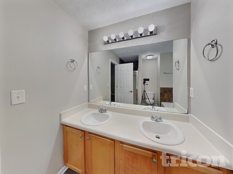 Building Photo - 202 Larson Ln