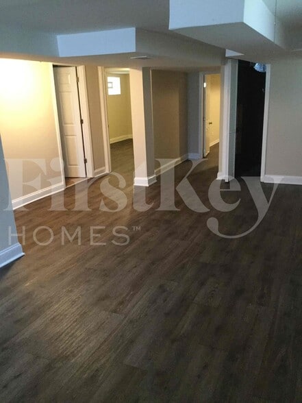 Building Photo - 8044 S Maplewood Ave